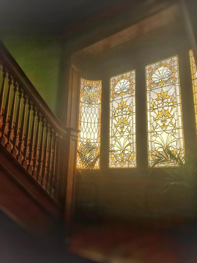 The Old Library Inn Bed & Breakfast Олийн Екстериор снимка